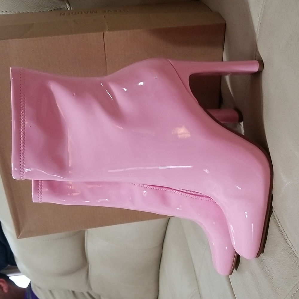 Steve madden Lynden booties size. color pink patent.